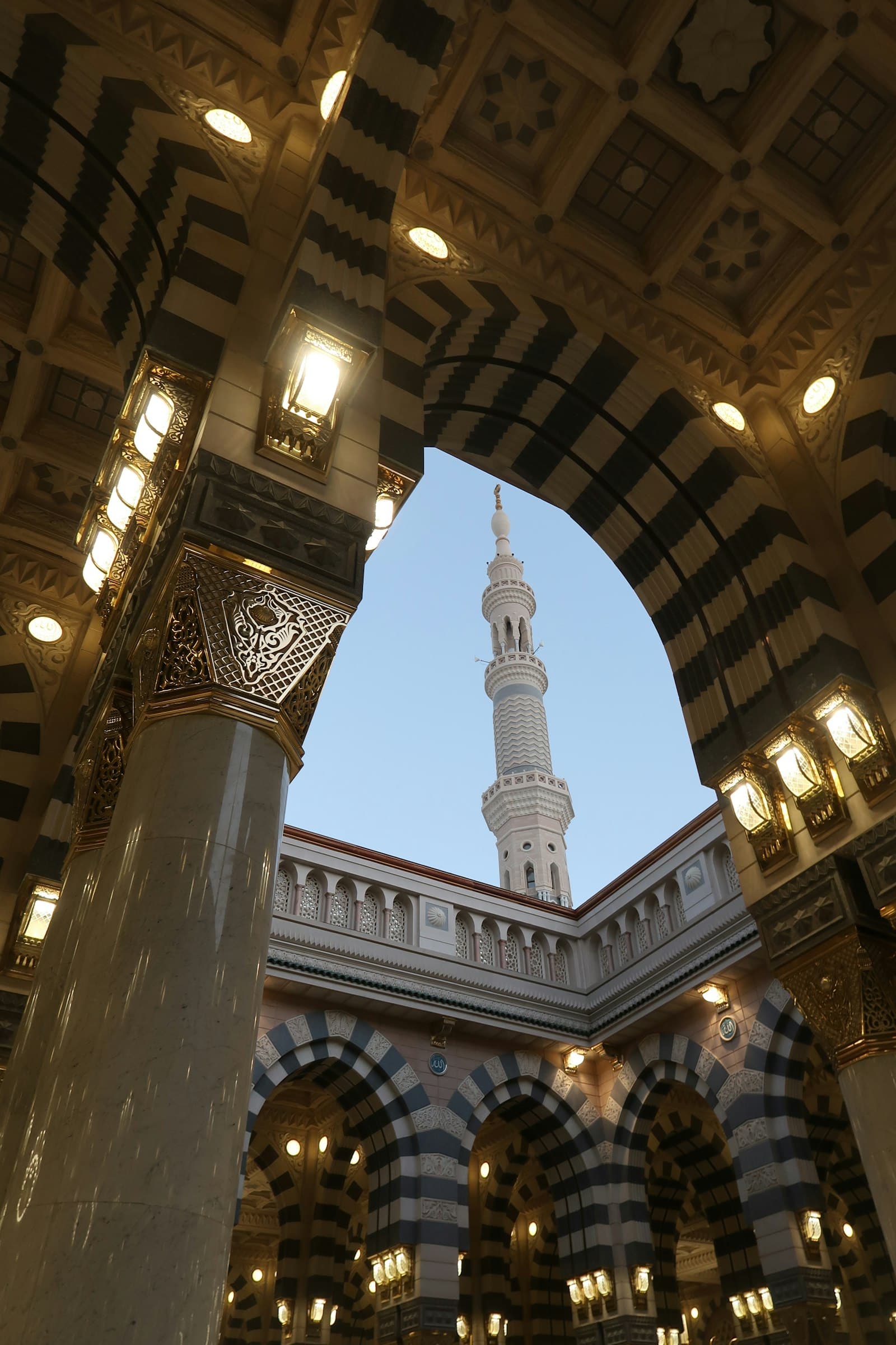 قوس محراب مسجد تظهر داخله مئذنة